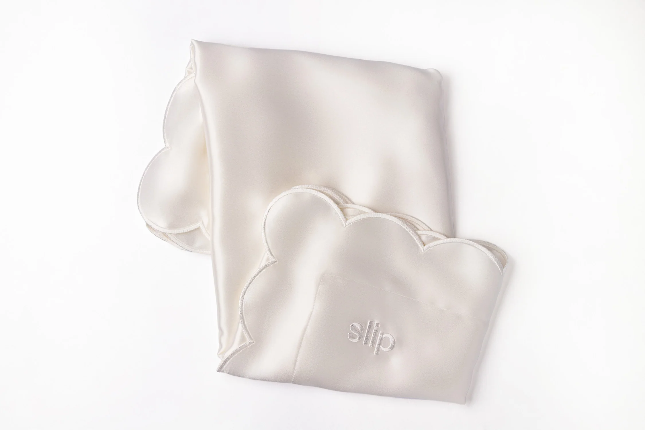 White Queen Zippered Pillowcase with Scalloped Edge - Image 5